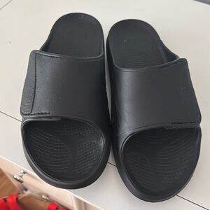 OOFOS men’s Velcro slides sz 13 / womens size 15